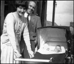 Pwllheli 1958 Robin Llwyd yn y pram